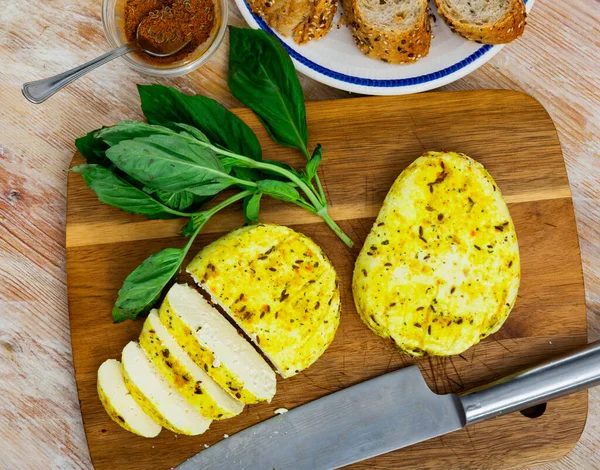 Tahta Kesme Tahtasında Taze Yeşillikler Ekmekle Kahvaltıda Servis Edilen Aromatik — Stok fotoğraf