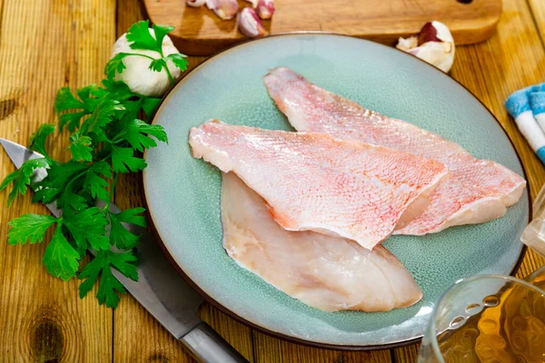 Niegotowany Filet Kurczaka Talerzu Martwa Natura Składników Żywności Stole Kuchennym — Zdjęcie stockowe