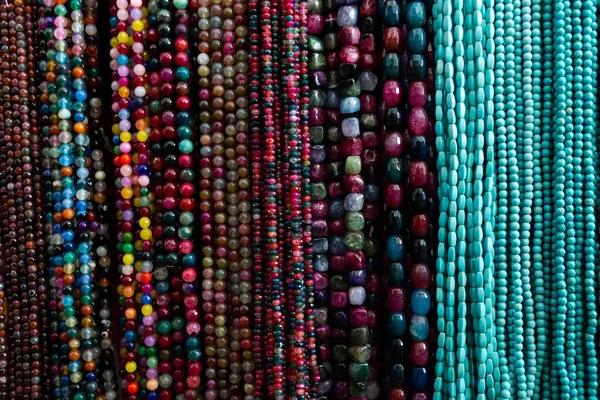Strands Pedras Semipreciosas Multicoloridas Oferecidas Para Venda Exposição Loja Bijouterie — Fotografia de Stock