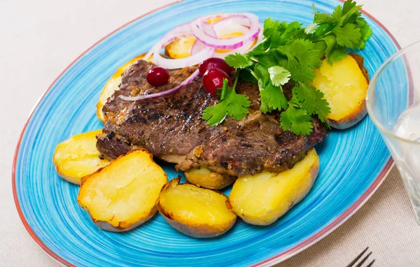 Juicy Beefsteak Served Baked Potato Herbs Plate — Stock Photo, Image