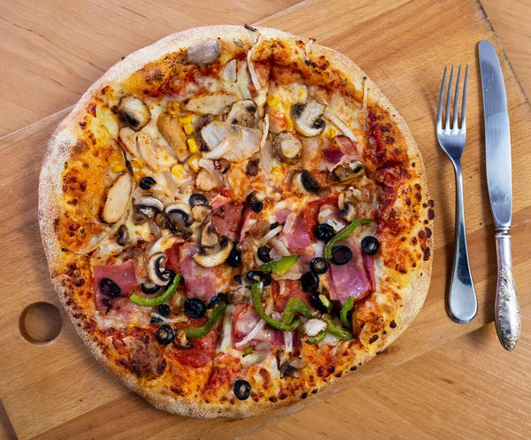 Deliziosa Pizza Doppia Con Diversi Set Ingredienti Fette Pizza — Foto Stock