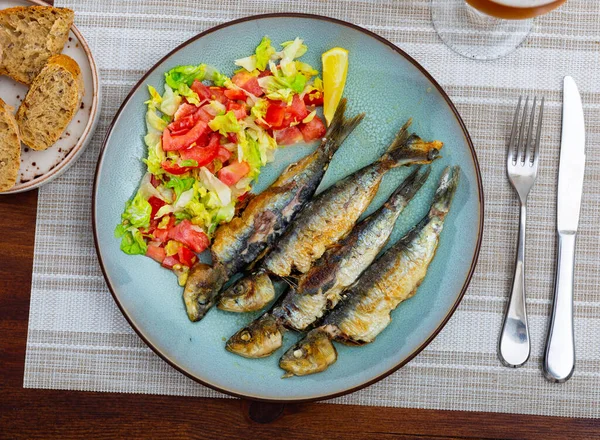 Çıtır Izgara Sardalya Taze Sebze Salatasıyla Süslenmiş Tipik Portekiz Mutfağı — Stok fotoğraf