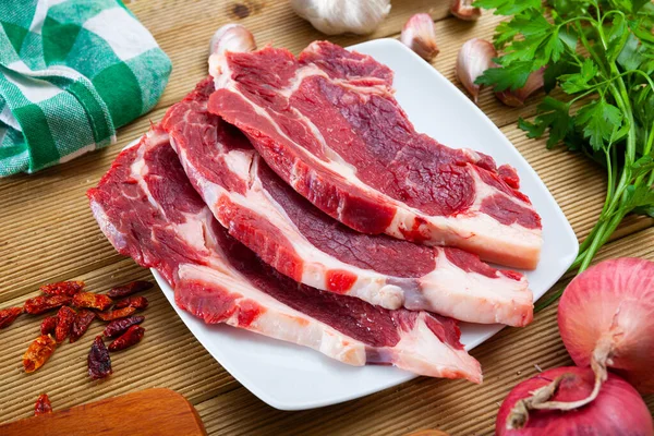 배경에는 생고기 뼈없는 쇠고기 스테이크 — 스톡 사진
