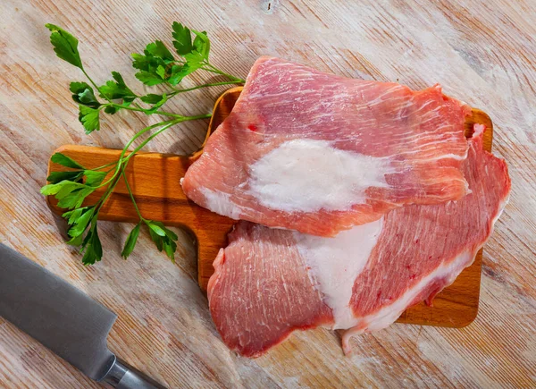 돼지고기는 배경에 허브와 고기를 분비한다 레토는 히작고 스커트 스테이크처럼 자른다 — 스톡 사진