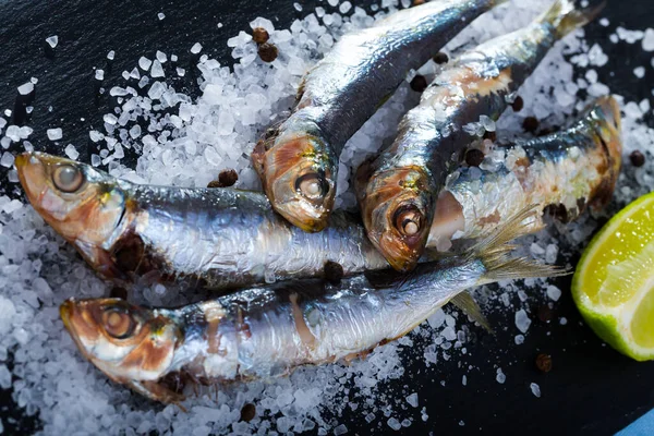 塩の枕の上にオーブンで焼かれた焼きばねのおいしい料理の写真 — ストック写真