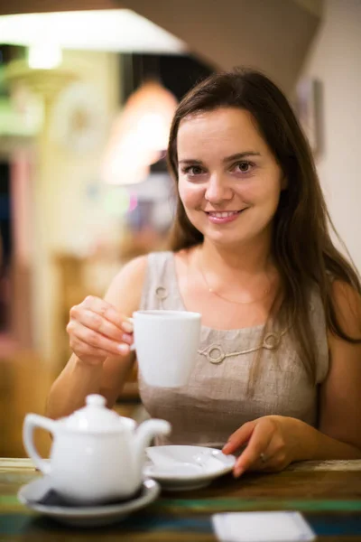 Wesoła Młoda Kobieta Odpoczywa Kawiarni Filiżanką Herbaty — Zdjęcie stockowe