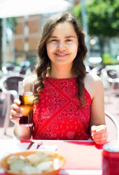 Vrolijke Vrouw Brengt Haar Tijd Cafe Met Heerlijke Maaltijd — Stockfoto
