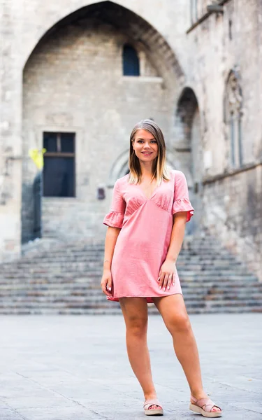 Ung Söt Trendig Flicka Poserar Urbana Gator Europa — Stockfoto