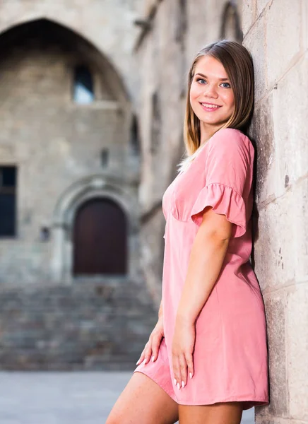 Smiling Young Woman Resting Stone Wall City Walk Barcelona — Stock Photo, Image