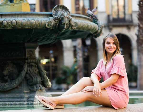 Stylish Girl Sitting Fountain Taking Break Long City Walk — Stock Photo, Image