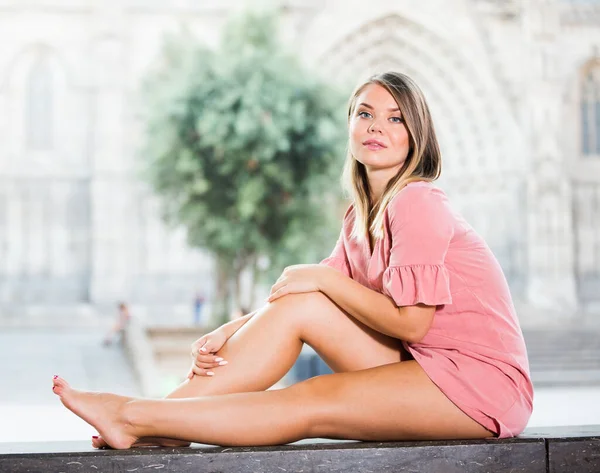 Привлекательная Девушка Туристка Платье Сидит Каменной Скамейке Центре Барселоны Испания — стоковое фото