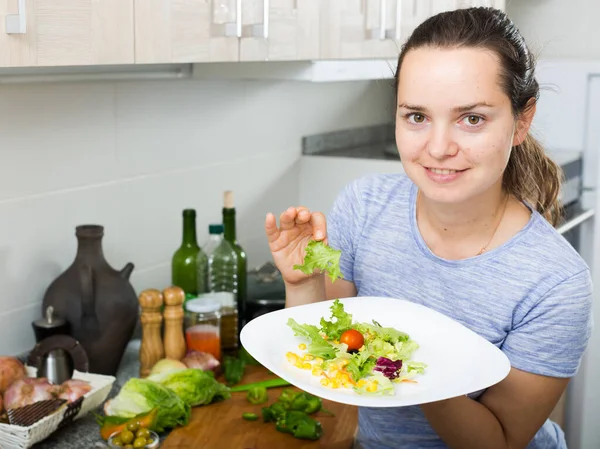 Веселая Молодая Женщина Готовит Зеленый Салат Овощами Кухне Помещении — стоковое фото