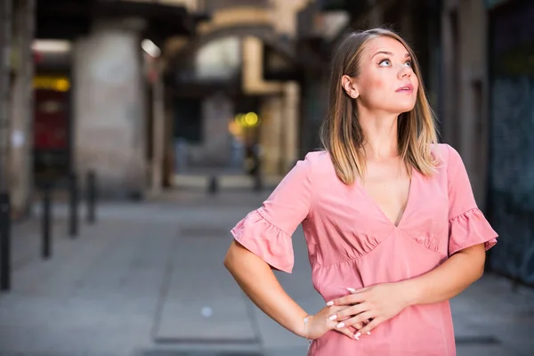 Jonge Romantische Vrouw Kijkt Rond Loopt Oude Stad Straat — Stockfoto