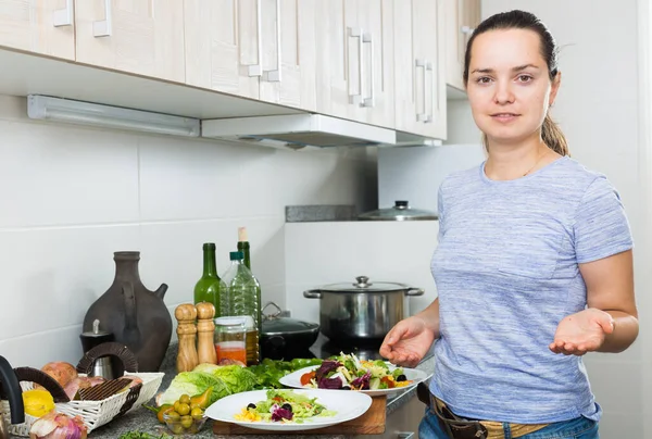 Χαρούμενη Νεαρή Γυναίκα Ετοιμάζει Πράσινη Σαλάτα Λαχανικά Στην Κουζίνα Εσωτερικούς — Φωτογραφία Αρχείου