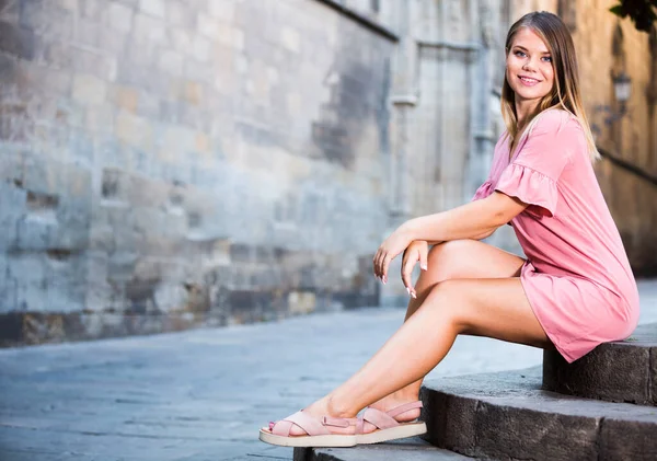 欧洲古城坐在水泥长椅上微笑的女人的画像 — 图库照片