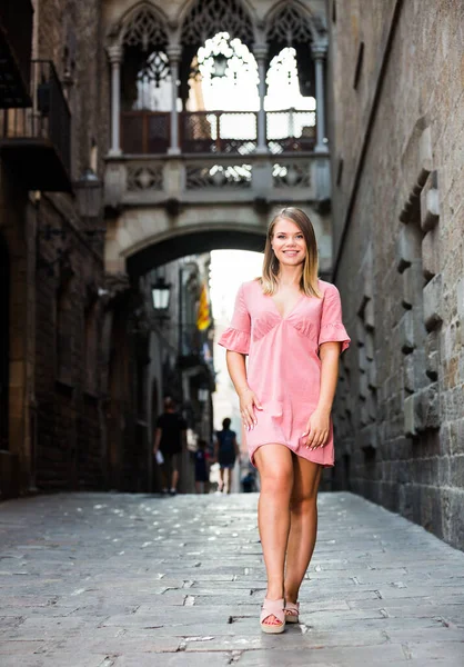 Fullständigt Porträtt Attraktiv Ung Kvinna Promenader Barcelonas Gator — Stockfoto