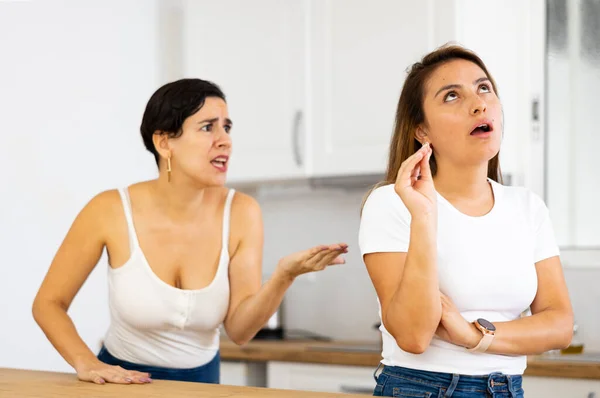 Beledigd Vrouw Luisteren Haar Vriendin Staan Achter Ruzie Met Haar — Stockfoto