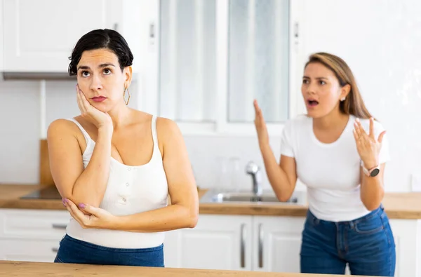 Unhappy Offended Young Latina Standing Kitchen Home Listening Her Disgruntled — Stock Photo, Image