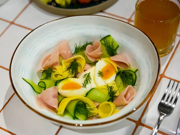 Appetitlicher Salat Mit Schinken Gurken Und Gekochtem — Stockfoto