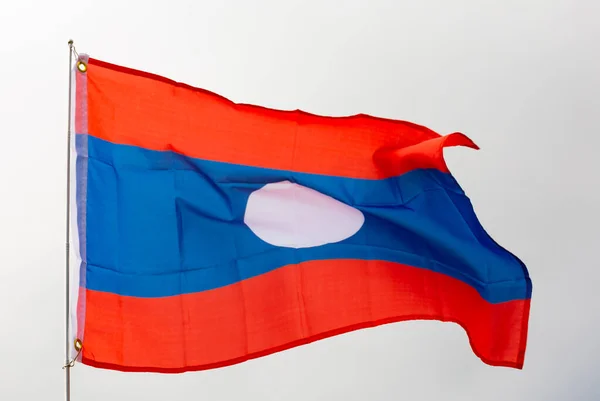 Flagge Der Demokratischen Republik Laos Gegen Den Himmel — Stockfoto