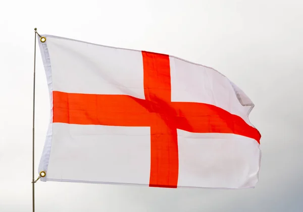 昼間の青空を背景に英国の大きな旗が棒で固定 — ストック写真