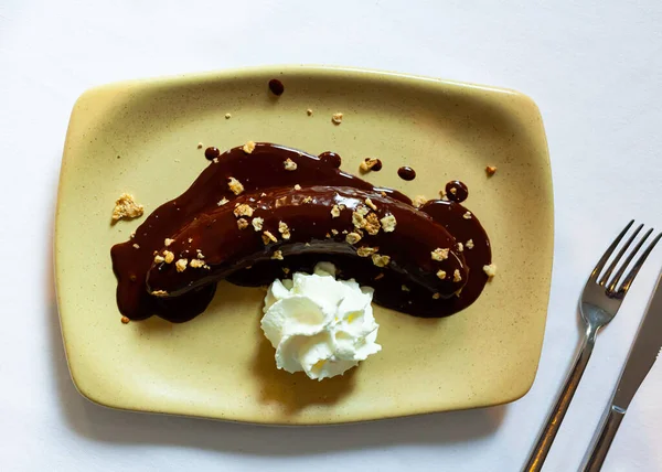 Aperitivo Banana Frita Dividida Com Molho Chocolate Migalhas Nozes Creme — Fotografia de Stock