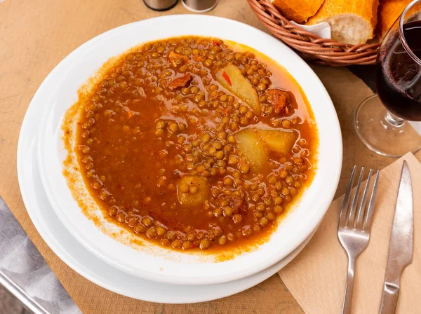 Sopa Lentilha Com Batatas Salsicha Chorrizo Defumada Prato Tradicional Espanhol — Fotografia de Stock