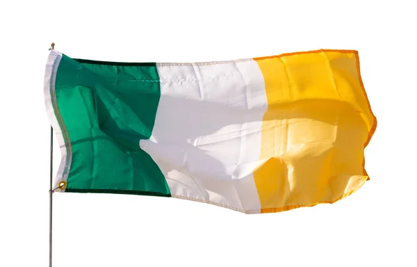 アイルランドの緑 オレンジの旗 アイルランドの文化と歴史の象徴であり ゲール語とプロテスタントの伝統が旗スタッフに手を振って団結する希望を表している 白地に隔離された — ストック写真
