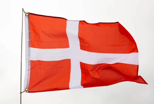 背景として空を背景に 風に誇らしげに飛ぶデンマークの旗 — ストック写真