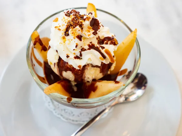 Смачний Десерт Французької Кухні Зроблений Ванілі Морозивом Шоколадного Соусу Під — стокове фото