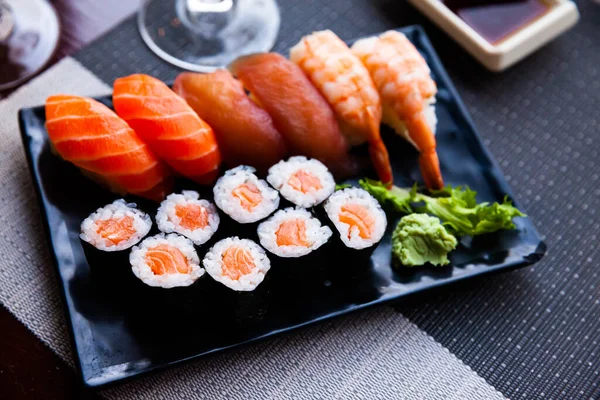 Eetlust Sushi Set Van Zalm Makizushi Nigirizushi Met Diverse Toppings — Stockfoto
