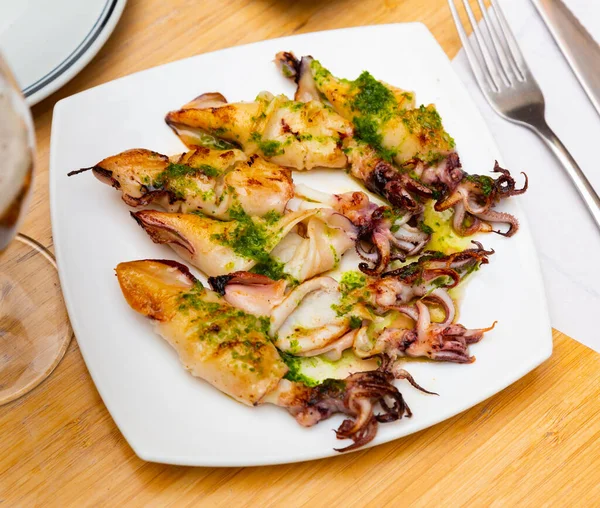 Calamars Rôtis Avec Sauce Pesto Dans Une Assiette Sur Table — Photo