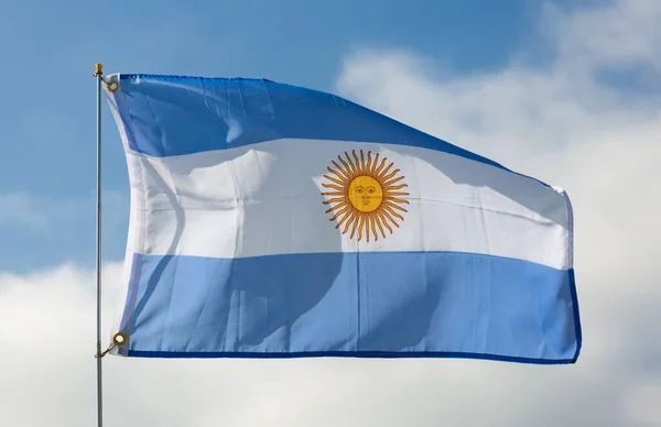 Velká Argentinská Vlajka Upevněná Kovové Tyči Vlnící Pozadí Zatažené Oblohy — Stock fotografie