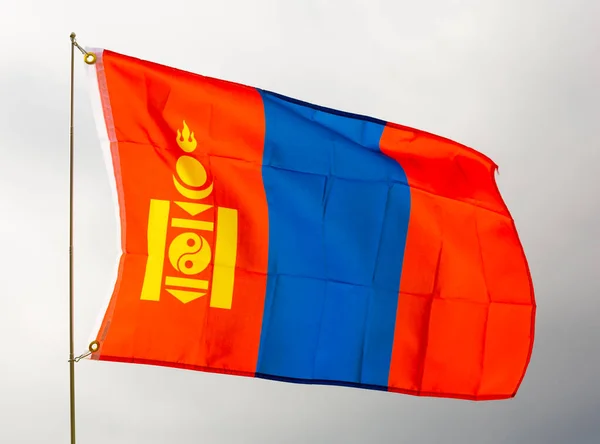 背景として空と風に誇らしげに飛ぶモンゴルの旗 — ストック写真