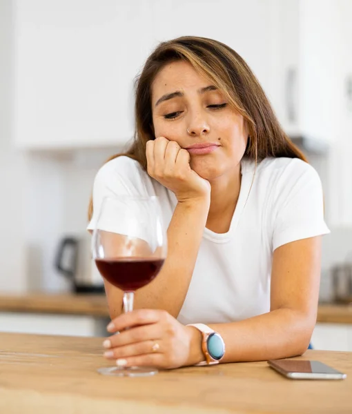 Ung Kvinna Med Glas Rött Vin Köket Ser Sorgligt Skärmen — Stockfoto