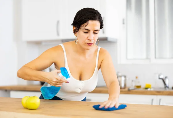 Mujer Latina Interesada Mantener Casa Limpia Durante Día Limpiando Encimera —  Fotos de Stock