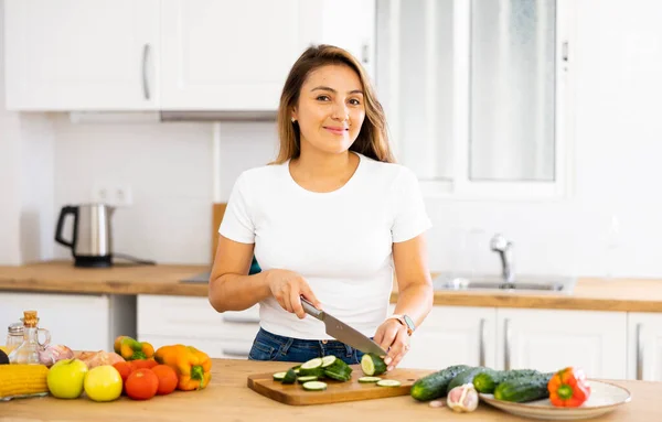 Glimlachende Huisvrouw Koken Salade Keuken Thuis — Stockfoto