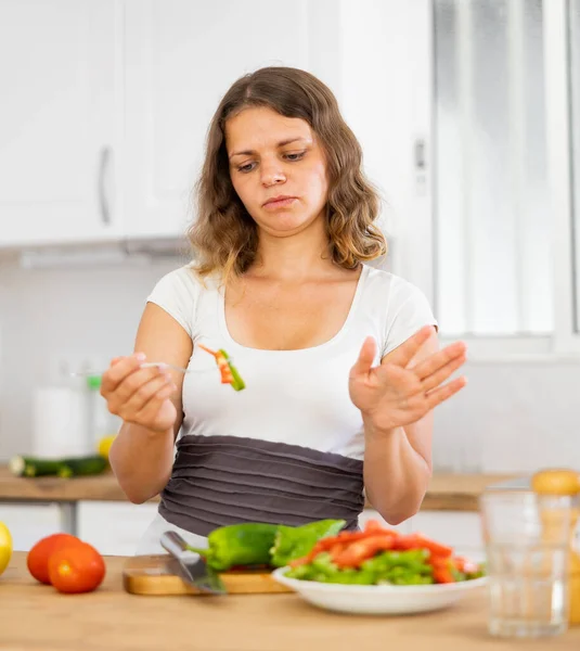 若い女性は野菜を食べることを拒否し 調製サラダに満足していません — ストック写真