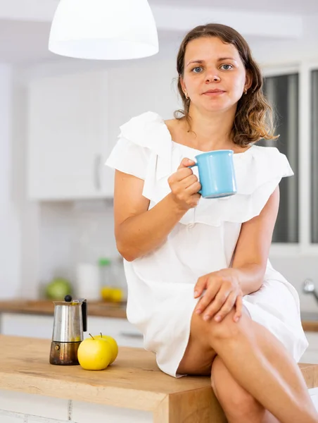 Wesoła Kobieta Pijąca Świeżą Kawę Kuchni Domu Kobieta Siedząca Stole — Zdjęcie stockowe