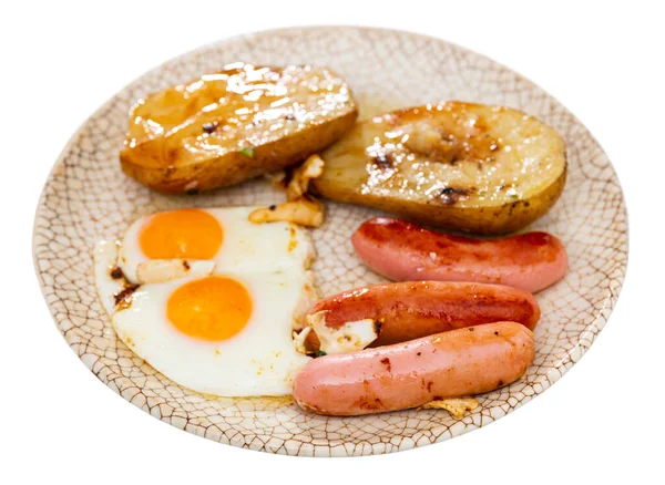 揚げ卵とジャガイモと3つのソーセージの食欲をそそる料理 クローズアップ画像 白地に隔離された — ストック写真