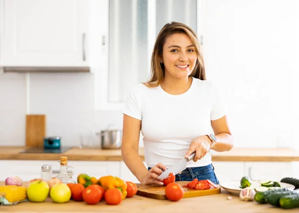 Jovem Mulher Hispânica Alegre Seguindo Uma Dieta Saudável Preparando Salada — Fotografia de Stock