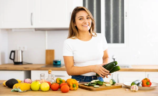 Sorrindo Jovem Hispânica Mulher Cozinha Casa Preparando Salada Legumes Frescos — Fotografia de Stock