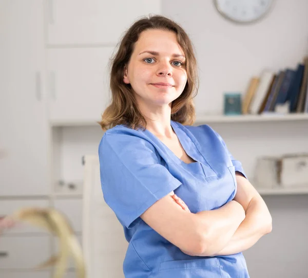 Retrato Una Doctora Que Está Trabajando Posando Lugar Trabajo Clínica — Foto de Stock