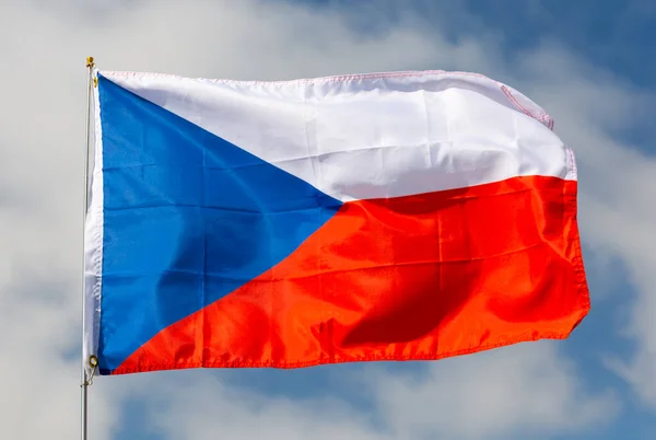 昼間の曇り空を背景に金属製の棒で固定されたチェコ共和国の大きな旗 — ストック写真