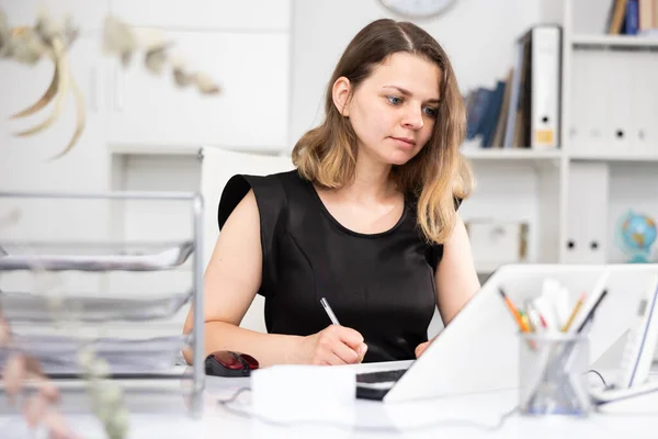 Young Woman Working Papers Laptop Office — Stock Photo, Image