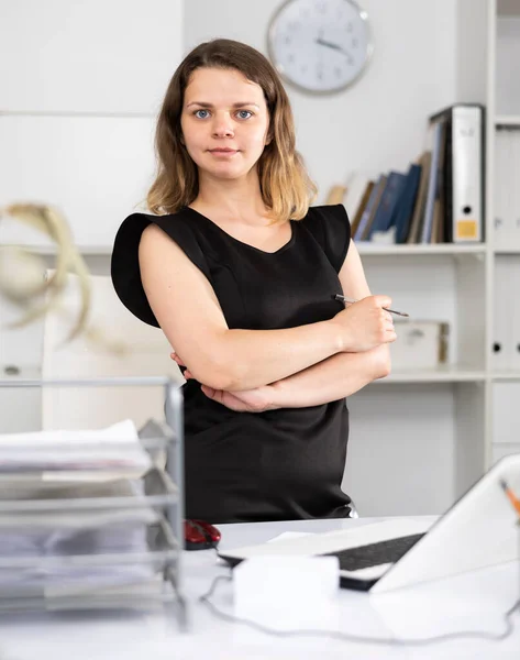 Kvinnlig Revisor Poserar Vid Sitt Arbetsbord Kontoret Arbetsdagen — Stockfoto
