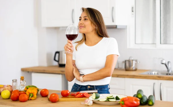 Happy Housewife Preparing Vegetable Salad Drinking Red Wine — Stock Photo, Image