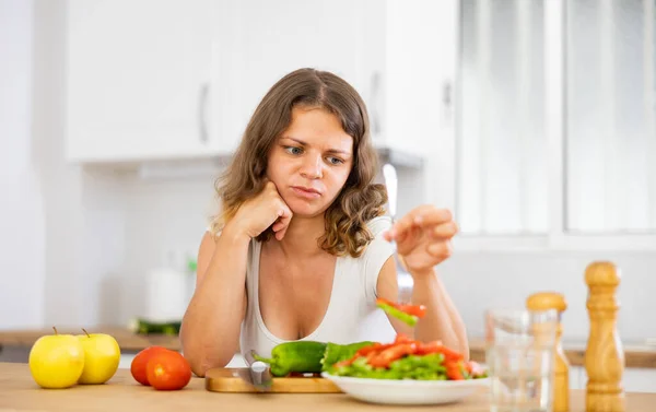 Jovem Mulher Não Está Satisfeita Com Salada Preparada Recusando Comer — Fotografia de Stock