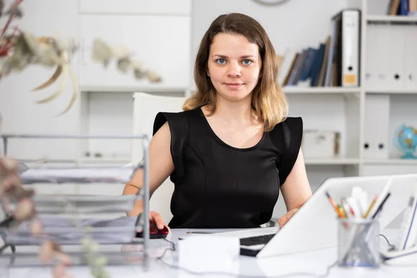 Jonge Vrouw Werkt Met Papieren Laptop Kantoor — Stockfoto