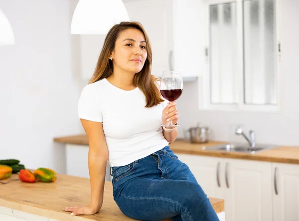 Dona Casa Feliz Sentado Bancada Cozinha Beber Vinho Tinto — Fotografia de Stock